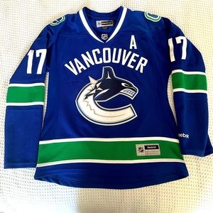 Women’s small canucks jersey (rk17)